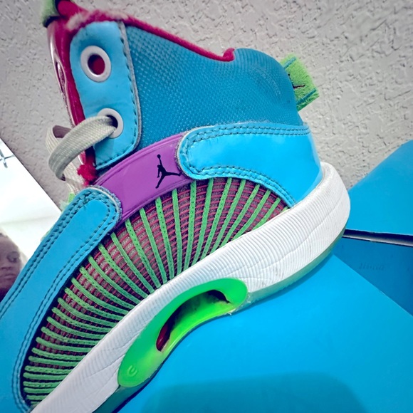 Shoes - Picture 5 of 9